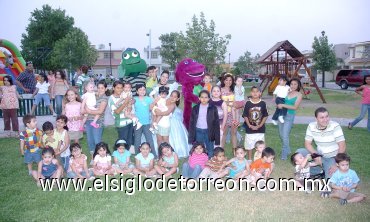 04052008
Vecinos del fraccionamiento Los Viñedos del circuito Quinta Álamos, celebraron con anticipación el Día del Niño.