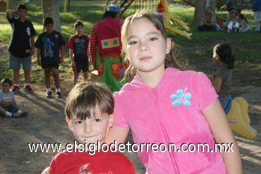 04052008
Ángela Reed y Marcelo Mexsen, presentes en una celebración del Día del Niño.