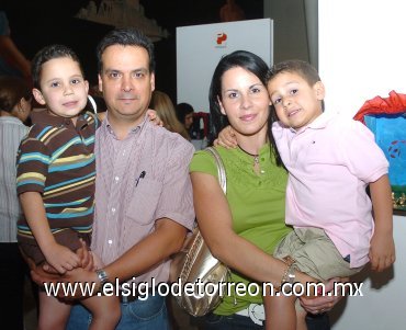 05052008
Pedro y Bibiana junto a sus hijos Pedro Andrés y Santiago Fernández.