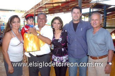 07052008
Danna Paola Salas Sánchez en su primer aniversario de vida, acompañada de sus papás Jacobo y Lety, y de sus abuelitos Socorro y Luis Roberto Sánchez y Jacobo Salas.