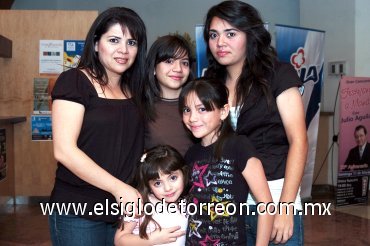 07052008
Rebeca Orozco de González y sus hijas Bárbara, Regina, Luisa y Danna.