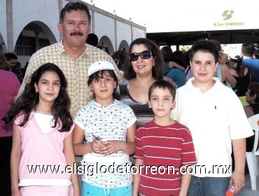 07052008
Roberto, Verónica, Valeria, Valeria e Isabel Escalante y Jorge González, en una fiesta