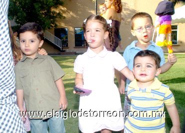 07052008
Valeria con su primo Rogelio Barrios del Bosque y amigo del colegio Javier Ollivier.