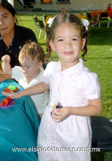 07052008
Valeria seleccionó su piñata con el tema de Dora la Exploradora.