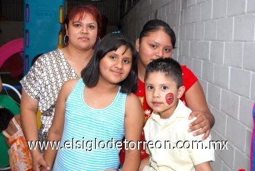 09052008
Arely Josefina Mesta Méndez, Óscar Mesta Méndez, Claudia Mesta Méndez y Claudia Méndez Puentes.