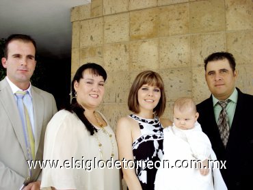 11052008
Luis García Murra, Alejandra de arcía Murra padrinos de la pequeña Sara y sus papás. Roberto Alcántara Acosta y Elena de Alcántara.