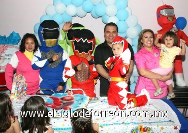 12052008
Adams junto a sus papás Juan Castañeda Mata, Rosy Sánchez de Castañeda y su hermana Rebeca Castañeda y sus personajes favoritos los Power Rangers.