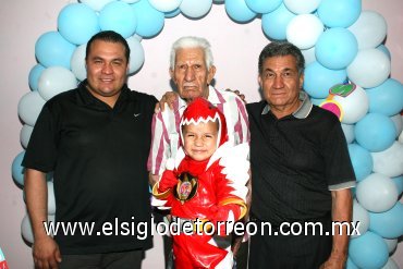 12052008
También estuvieron presentes el bisabuelo Pedro Cruz Castañeda, su abuelo Juan Castañeda Carrizal y su papá Juan Castañeda Mata, con el pequeño Adams.