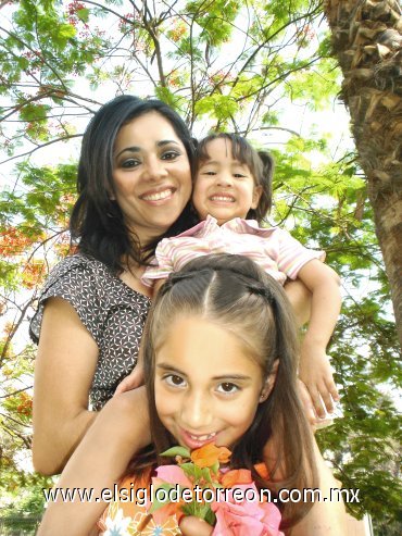 13052008
Alejandra Valero de Elizondo y sus hijas Frida y Lya Elizondo Valero.