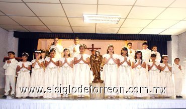 13052008
Alumnos del Colegio Sor Juana Inés de la Cruz, recibieron por vez primera el pan de los ángeles, ceremonia que tuvo lugar en el propio plantel y fueoficiadaporR.P.EzequielGallegosGarcía.