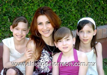 13052008
Sonia Delgado de Arriaga junto con sus hijas Ivanna, Luciana y Aitana Arriaga.