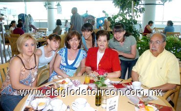 11052008
Edith Torres de Félix, Raquel Torres de Martínez, Raquel Gallardo de Torres, Jesús Torres, Ana Fernanda Félix, Claudia Félix y Raquel Martínez.