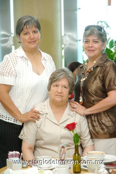 11052008
Rocío de Agüero, Emma de Torre y Estela de Reyes, festejan el Día de la Madre