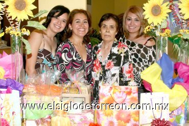 16052008
Margarita en la compañía de su mamá Rosa Briceño, hermanas Ángeles y Rita Hernández, organizadoras de su fiesta