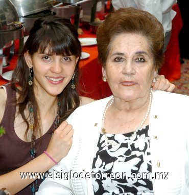 16052008
Para festejarla con motivo del Día de la Madre, doña Salomé Sánchez de Martínez asistió a una comida especial. La acompaña su nieta Tania Villarreal.