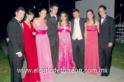 Luis Fernando Núñez, Nadia Dabdoub, Lucia Moncholi, Edgar Acosta, Paola González, Rodrigo Campa, Cristy Belausteguigoitia y Rodrigo Mendoza.