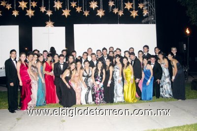 Nueva reina y princesa del Parque España
Grupo general de las hermosas laguneras que debutaron, junto a sus acompañantes.