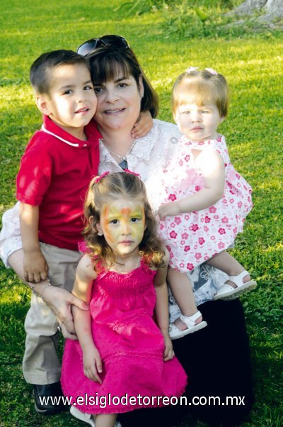 Yolanda Heimphel de Robles con sus nietos Alfredo y Marisofi Garza y Mariana Robles.