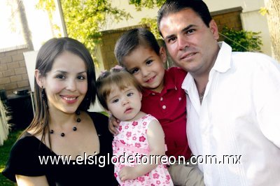 Claudia Robles de Garza y Alfredo Garza con sus hijos Alfredo y Marigaby Garza Robles.