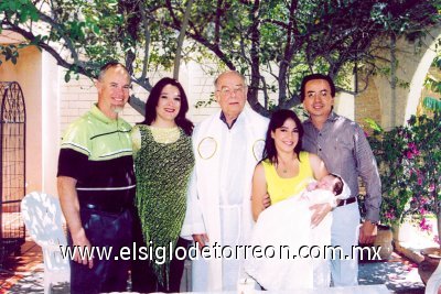 Lindo bautizo
La pequeña Alexandra junto a sus padres Roy Smith y  Lissete Briggs, sus padrinos Carlos Guillermo Murillo y Valeria Torre Murillo y su padrino de oleos Luis González Morfín, S.J.