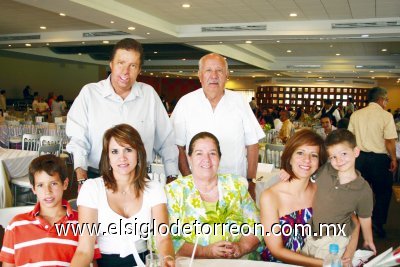 Raúl, Adrián, Claudia, Willy, Martha, Mónica y Santiago Treviño.