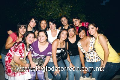 Erika, Dora, Carolina, Dulce, Ana, Lucero, Yamili, Cecy, Pamechus, Yely y Grachel, durante el convivio en La Salle.