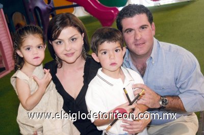 Cumplen 5 y 3 años
Mayra Dávila de De Cayón e Israel De Cayón con sus hijos María José y Diego.