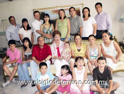 Celebran el 10 de Mayo
Carlos Ramírez Valdés y Luz Elena Hernández de Ramírez junto a las familias Ramírez Gutiérrez, Ramírez Becerra, Torres Ramírez y Cárdenas Ramírez.