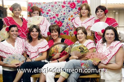 ¡Muchas Felicidades!
Ángeles Rueda, Estela Obeso, Yolanda Mansur, Cova y Connie Murra, Vicky Hamdan, Sonia Mansur, Mara Buchanan y Melis Lugo.