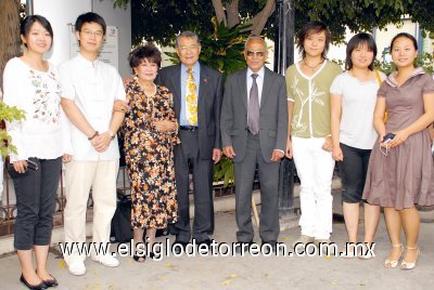 Liu Junnan, Meng Wen Jie, María del Socorro Lee de Ramírez, Manuel Lee Soriano, Sergio Lee Soriano, Niu Li Yun, Yu Zhen y Liu Xing, estudiantes de la Universidad Autónoma de la Laguna, de raíces orientales.