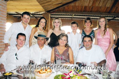 Gerardo y Mónica Bustos, Arturo y Liliana de Gilio, René y Ana Cantú, Pilar y Manolo Hamdan, Magaly Gilio y Fernando Giacomán.