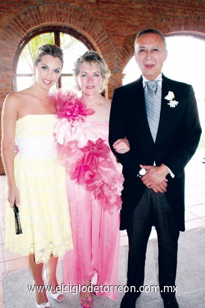 Carla Romo Ramírez, María Magdalena Ramírez de Romo y Carlos Romo Vázquez.