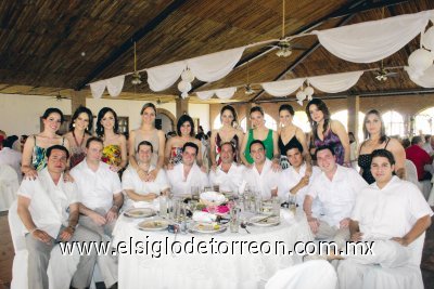 Un final feliz
Brenda Domínguez y Yahir Rodríguez, Marcela Amarante de Ramos, Iraida Anaya de Ladner y Ryan Ladner, Susana López-Barrio de Milán y Jorge Milán, Soraya Zreik de Mansur y Mauricio Mansur, Gabriela Torres de Villalpando y Pedro Villalpando, Lisset Canedo de Bartheneuf y Lalo Bartheneuf, Laura de la Parra de Baca y Humberto Baca, Lorena Salmón y Gustavo Kientzle, Ana Claudia Sada y Mauricio Rocha.