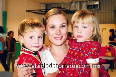 Rosario Sirgo de Pérez con sus hijos José Andrés y Ana Carmen Sirgo.