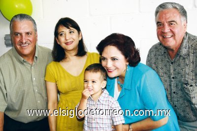 Gustavo Yáñez Bustillo, Elisa Bustamante de Yáñez,  María Teresa Salcido de Gaitán  y  J. Rogelio Gaitán Enríquez junto a su nieto Alberto Gaitán Yáñez.