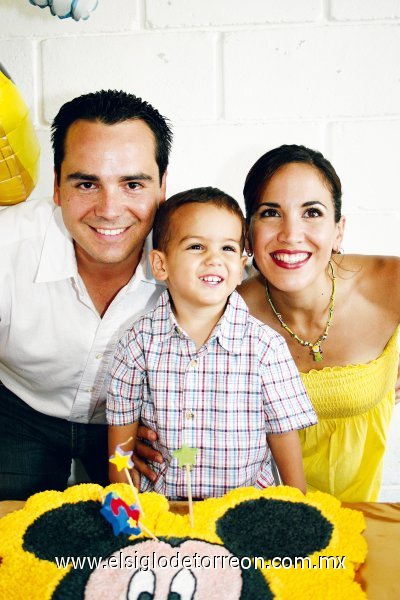 El festejado junto a sus papás Alberto Gaitán Salcido y Elisa Yáñez de Gaitán.