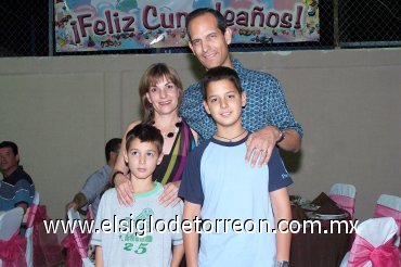 14052008
Gaby Llama de Díaz junto a su esposo Ernesto Díaz Sáenz e hijos Ernesto y Ricardo