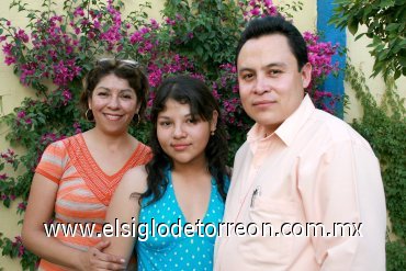 14052008
Olga Nayely con sus padres Gabriel Martínez Arteaga y Olga Huerta Morales, organizadores de su fiesta de cumpleaños