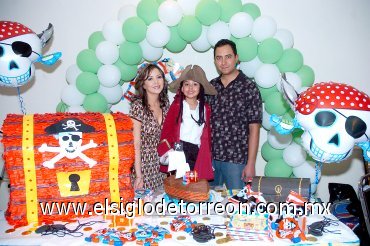 14052008
Santiago festejó su cumpleaños a lado de sus papás Alejandra y Víctor Mendoza