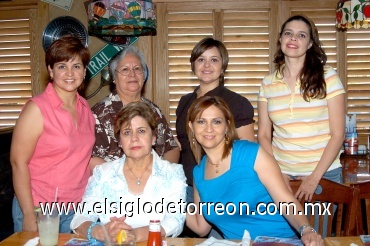 18052008
Enna de Cárdenas en la compañía de su tía Alicia González, y sus primas Rosy de Amezcua, Coquis González, Naty de González y Lorena González.