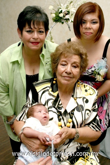 18052008
Nena Macías de Campero, Gaby Campero de Salas, Emilio Salas Campero y su bisabuelita Lupita M. de Macías