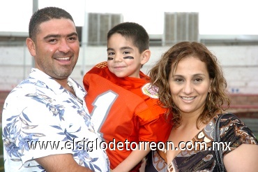 18052008
Alejandro Vélez Ramírez junto a sus papás César Vélez  Aguilar y Mayela Ramírez de Vélez.