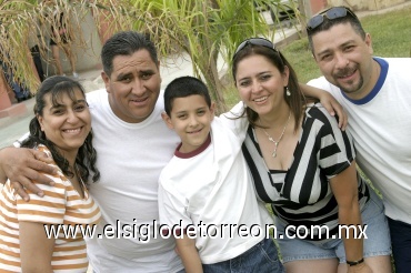 18052008
Sergio acompañado de sus padres Jaime Antonio Hernández Rodríguez y Claudia Elena Fernández de Hernández, padrinos Omar Maese Marrufo y Lily Rodríguez.