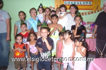 19052008
Guadalupe Guillermina Garza de la Torre acompañada de los asistentes a su fiesta de cumpleaños.