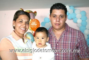 20052008
Sebastián Chávez Córdova festejó un añito de vida a lado de sus papás, Carlos Gerardo Chávez Cuevas y Cristina Marcela Córdova de Chávez.