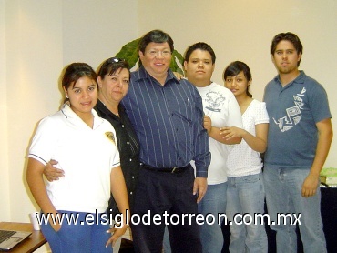 19052008
Humberto Guajardo festejó su cumpleaños acompañado por Carmen Mayela Guajardo, Fernando Bravo, Karen y Omar Guajardo y Aseret Baqueiro.