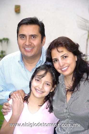 21052008
Sandra Frías Sarraf celebró su cumpleaños junto a sus papás Cutberto Frías y Sandra de Frías.