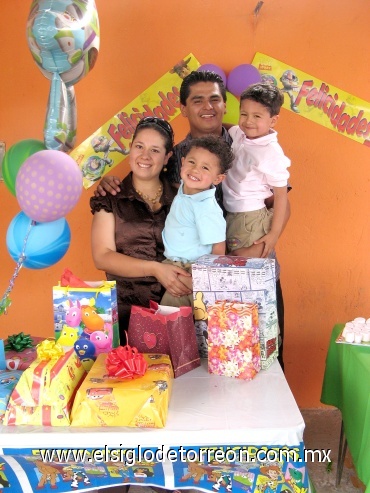 21052008
Tres años de edad son los que cumplió Emiliano Lozoya Bravo, sus papás Miguel y Jaqueline Lozoya y hermano Miguelito, lo festejaron