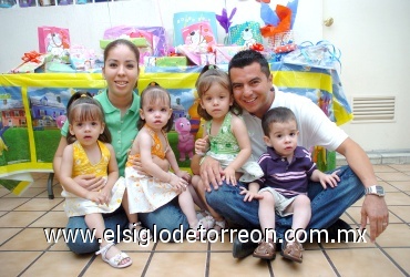 22052008
Los hermanitos Mariana, Ximena, Natalia y Héctor Becerra Alatorre, cumplieron dos años de edad y fueron festejados por sus papás Mary Carmen Alatorre de Becerra y Héctor Becerra Flores