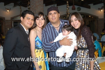 23052008
María José acompañada de sus padres José Barajas González y Alicia Rodríguez de Barajas; padrinos Luis Ricardo de la Fuente y Karla Belmonte